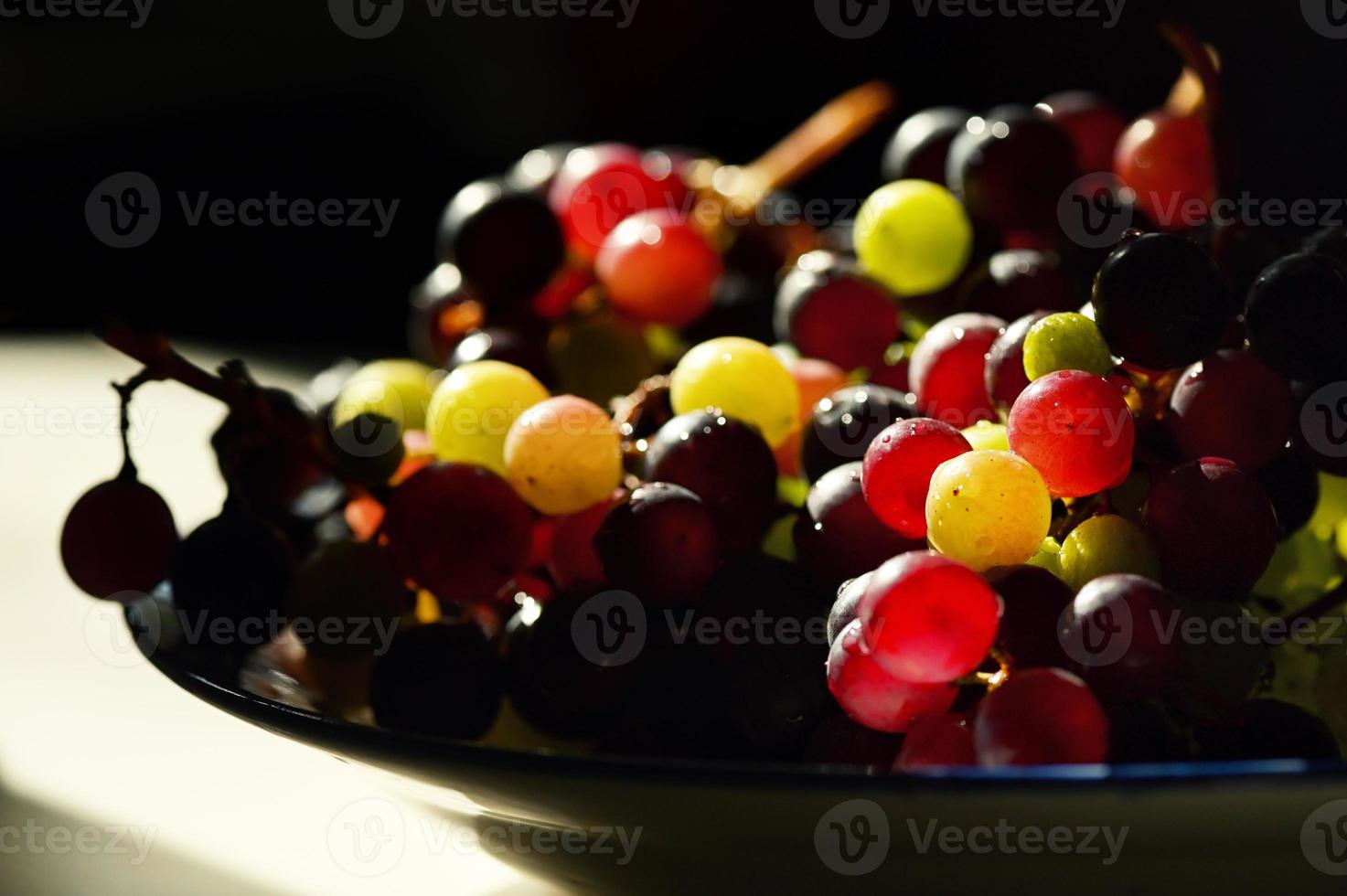 frische trauben mit natürlichem licht foto