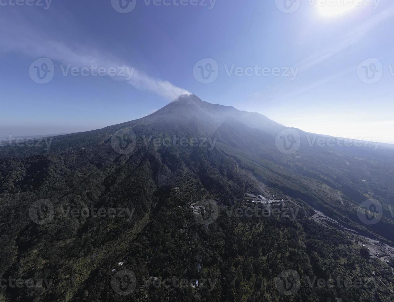 luftaufnahme der landschaft des berges merapi mit kleinem ausbruch in yogyakarta, indonesien vulkanlandschaftsansicht. foto