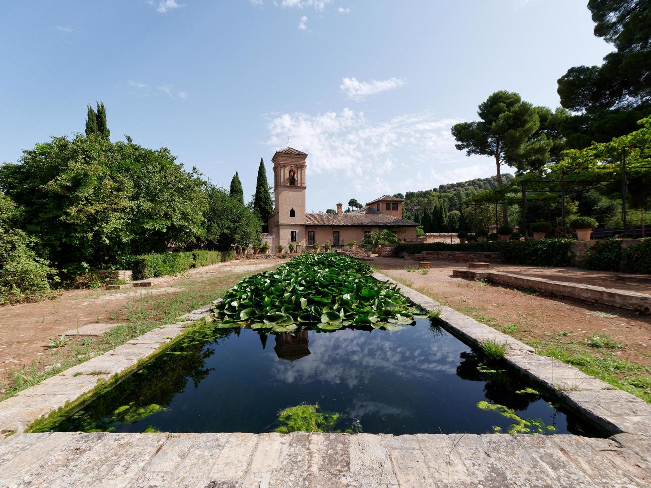 Granada, Spanien, 31.08.2021. obere Alhambra. Spiegelung im Wasser. maurische Architektur. unesco unesco welterbe spanien. Reisen Sie durch die Zeit und entdecken Sie die Geschichte. historisches und kulturelles Ziel. foto