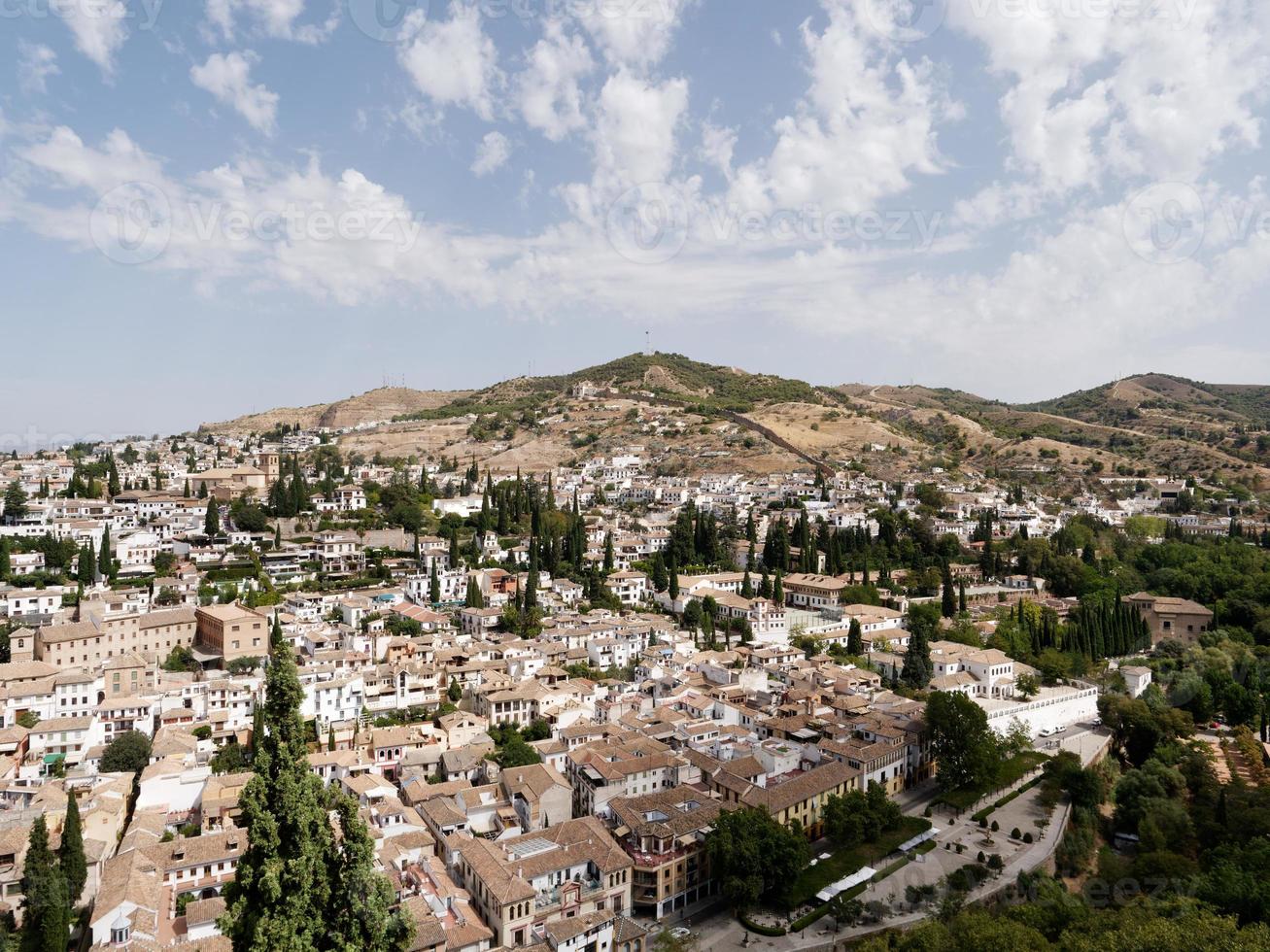 Panoramablick auf die Stadt Granada in Spanien. alte und multikulturelle Stadt. Sonniger Tag, blauer Himmel und einige Wolken. Erbe Spanien. foto