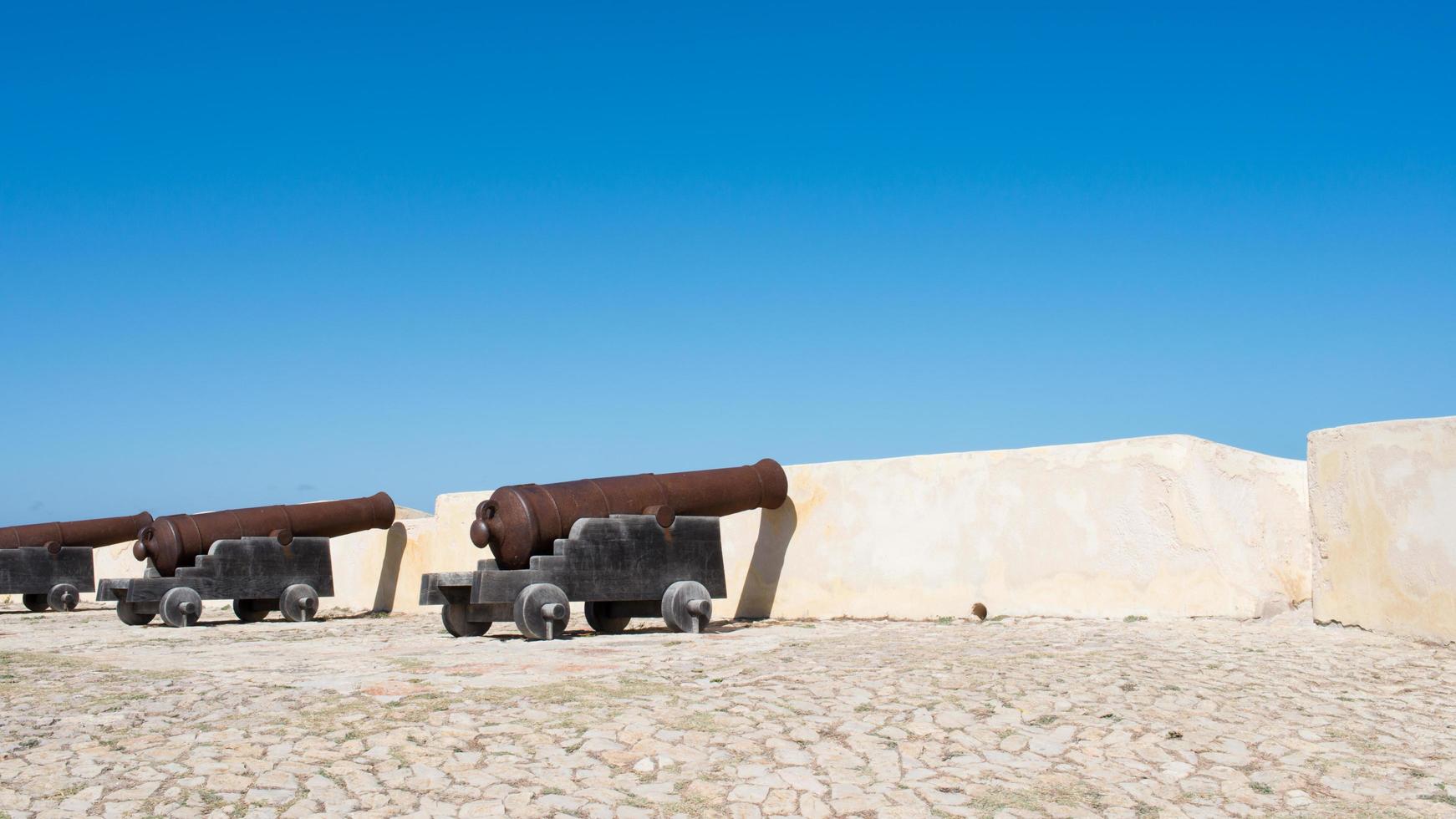 alte verteidigungsschluchten an der festung von sagres, portugal foto