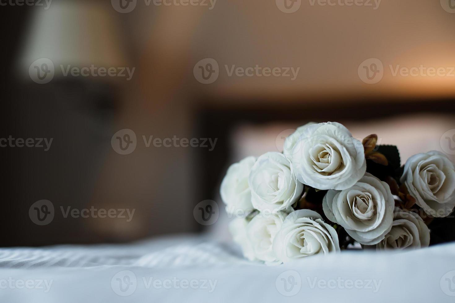 Ein Haufen weißer Rosenblüten auf dem Bett für romantische Feiern foto