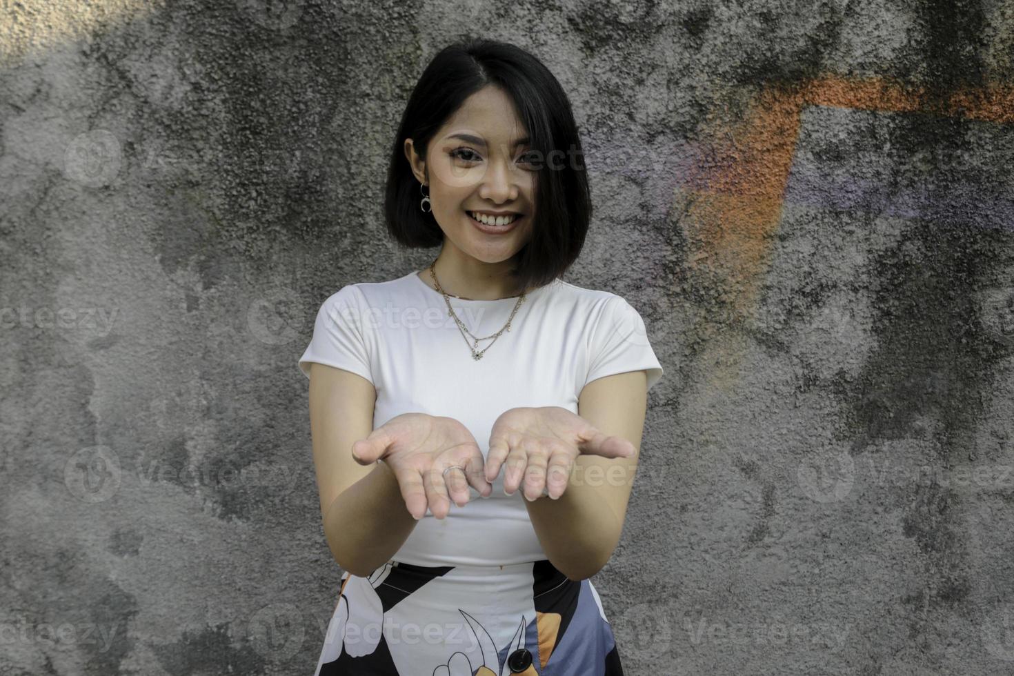 Lächeln asiatische Frauen zeigen Palme vor dem Geschenk foto