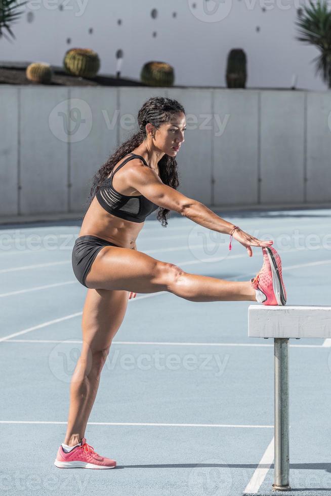 Junge und sportliche Frau beim Training auf der Leichtathletikbahn foto