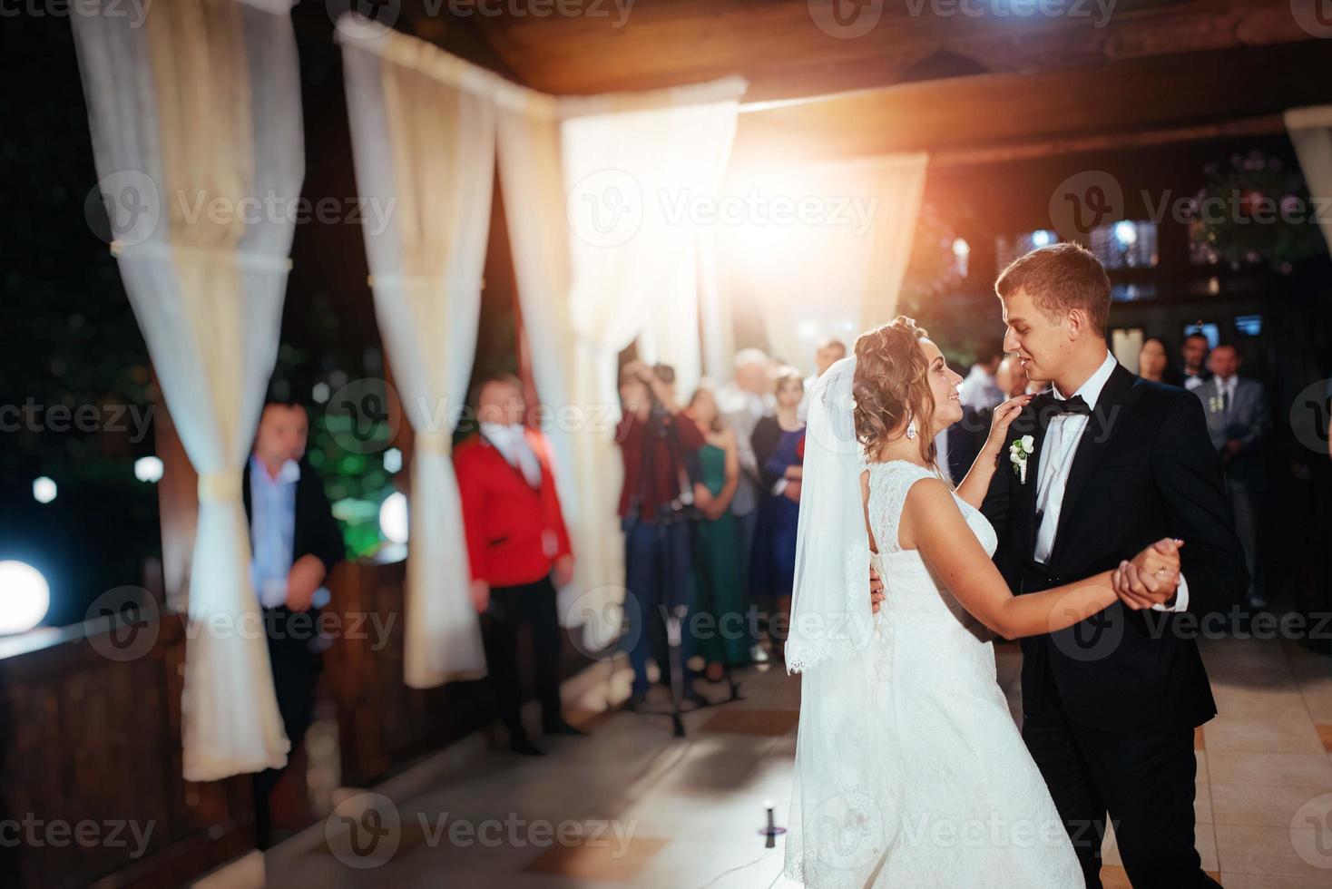 glückliche braut und bräutigam bei ihrem ersten tanz, hochzeit foto