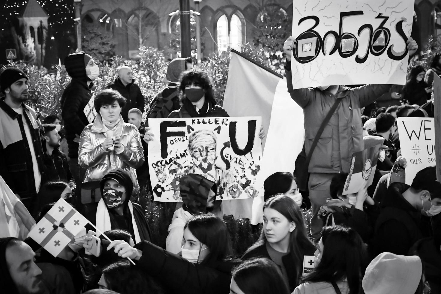 tiflis, georgien, 2022 - eine menge von demonstranten protestiert auf der straße foto