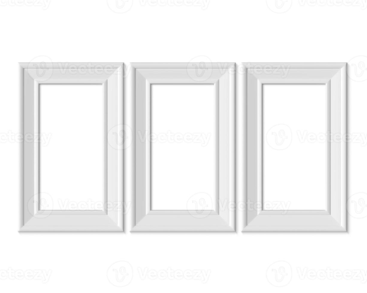 Set 3 1x2 vertikales Portrait-Bilderrahmen-Modell. Realistischer Papier-, Holz- oder Kunststoff-Weißrohling. isolierte Plakatrahmen-Mock-up-Vorlage auf weißem Hintergrund. 3D-Rendering. foto