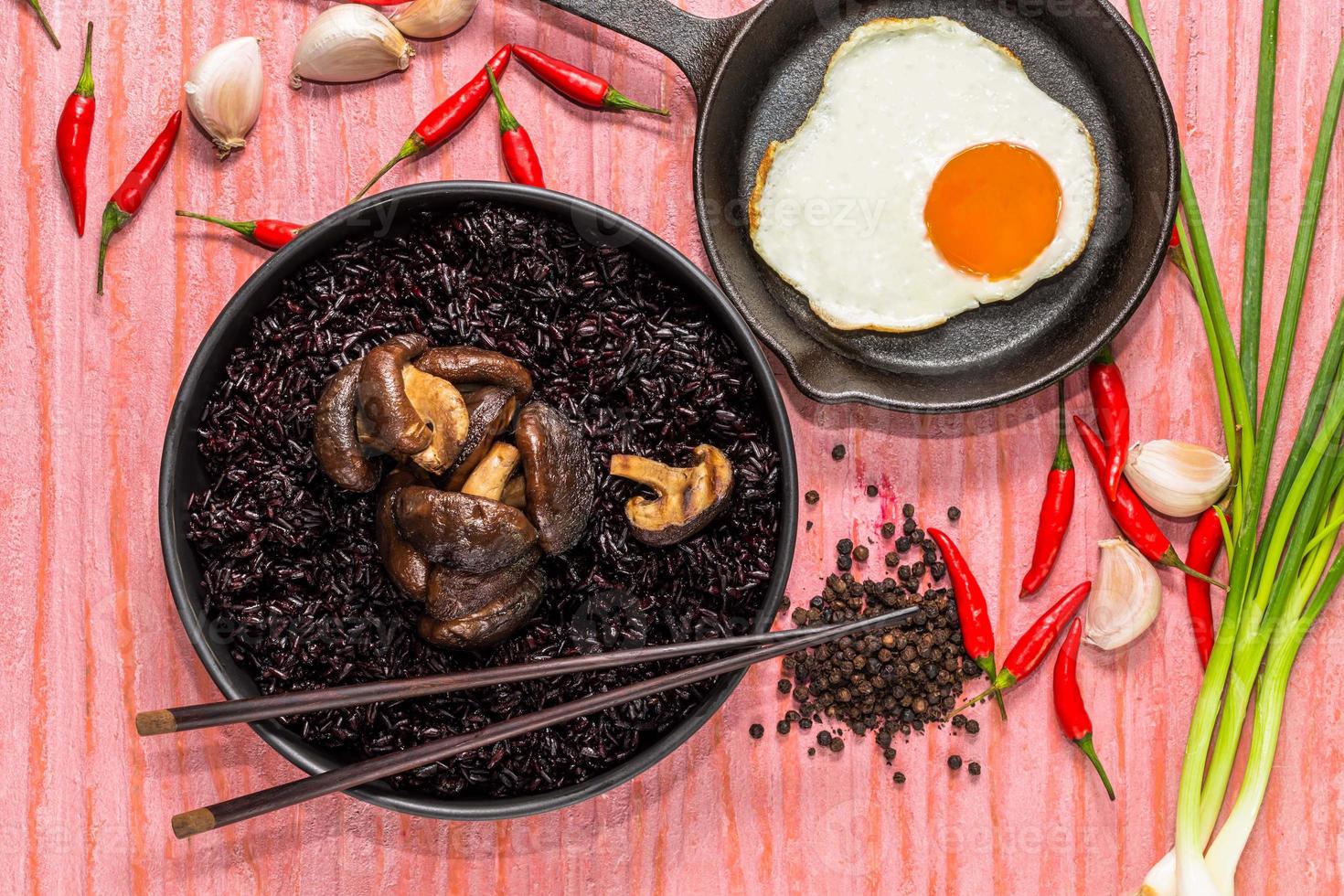 gesunde Ernährung schwarzer Reis in Schüssel mit Pilzspiegelei haben Knoblauch-Chili-Kraut foto