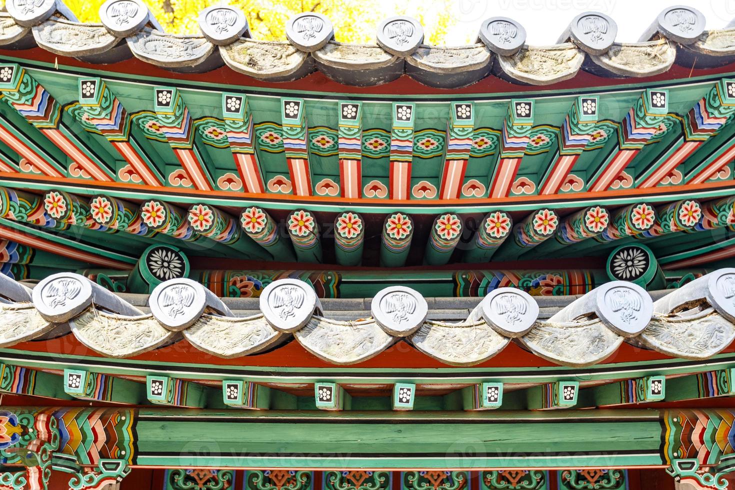 buntes dach eines pavillons im park des changdeokgung-palastes in seoul, südkorea, asien foto