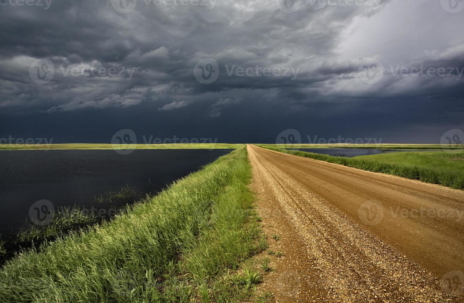 Gewitterwolken über Prärie-Slough foto