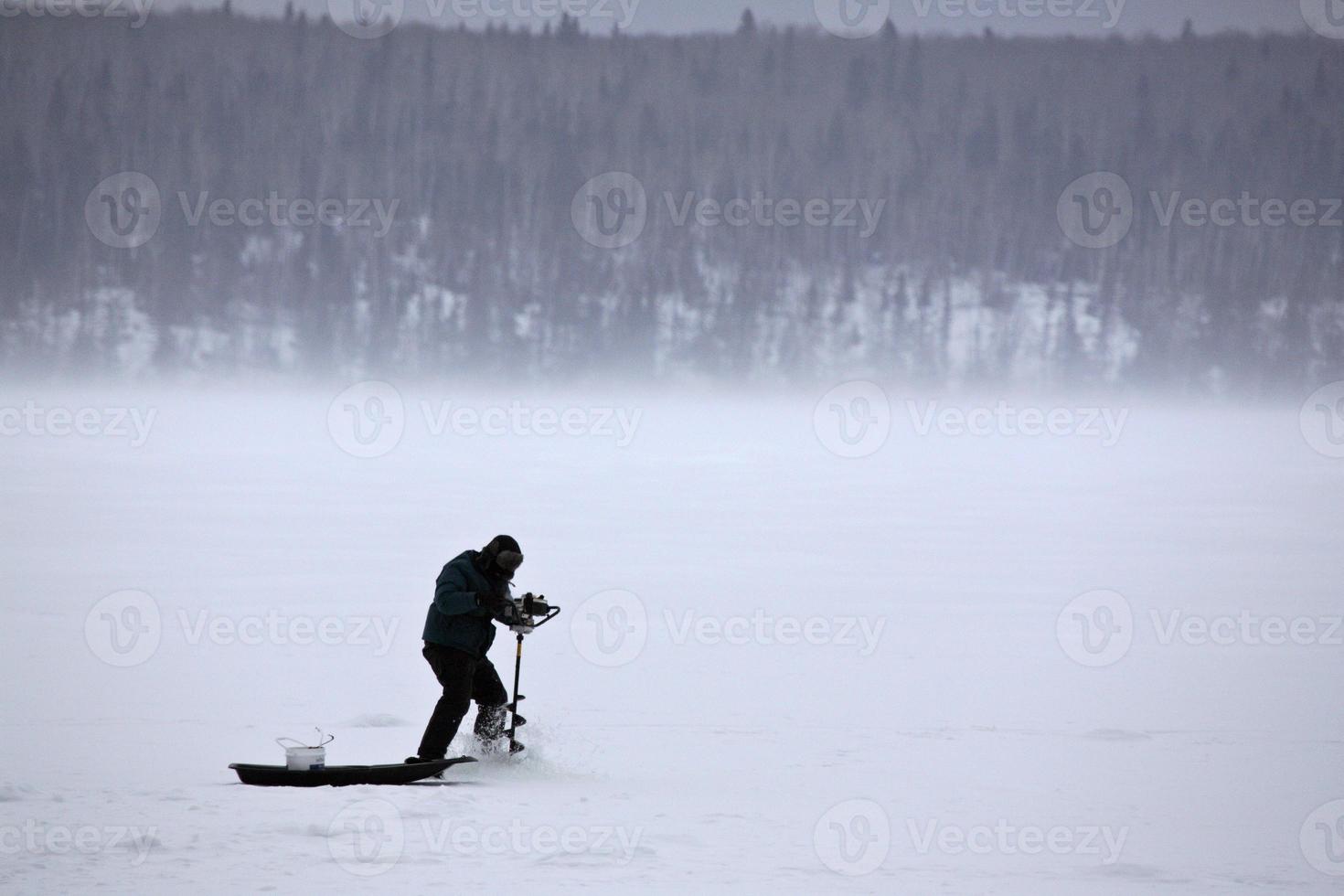 Eisfischer am Waskesiu-See foto