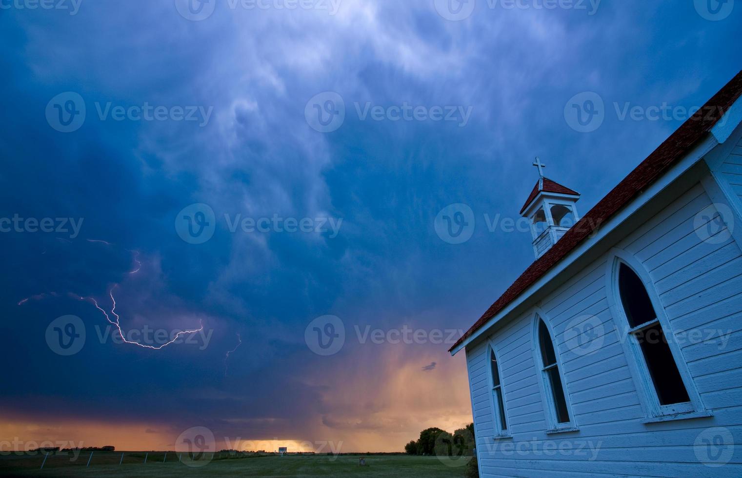 Gewitterwolken über der Saskatchewan Country Church foto