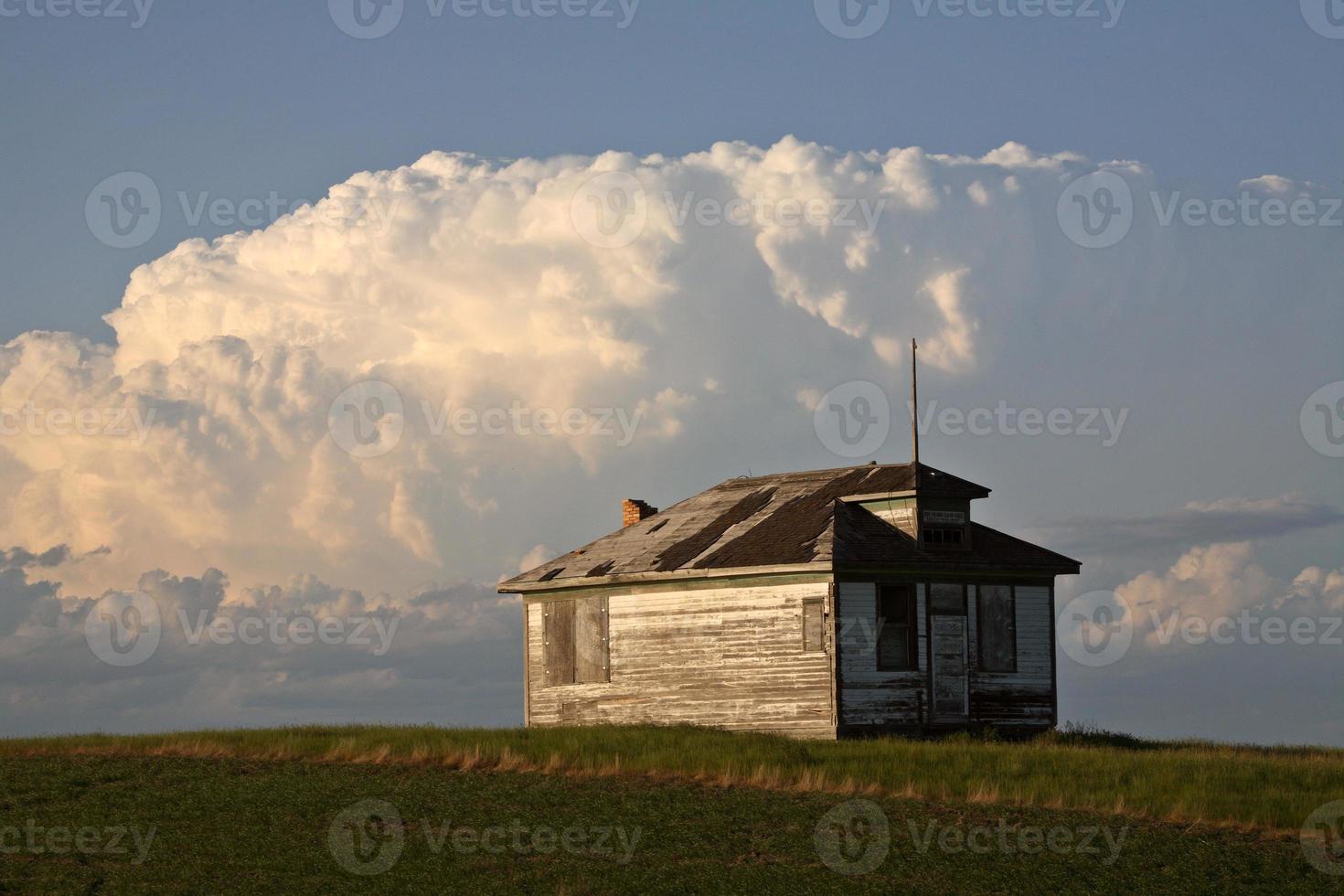 Donnerschlag, der sich über einem alten Bauernhaus in Saskatchewan bildet foto