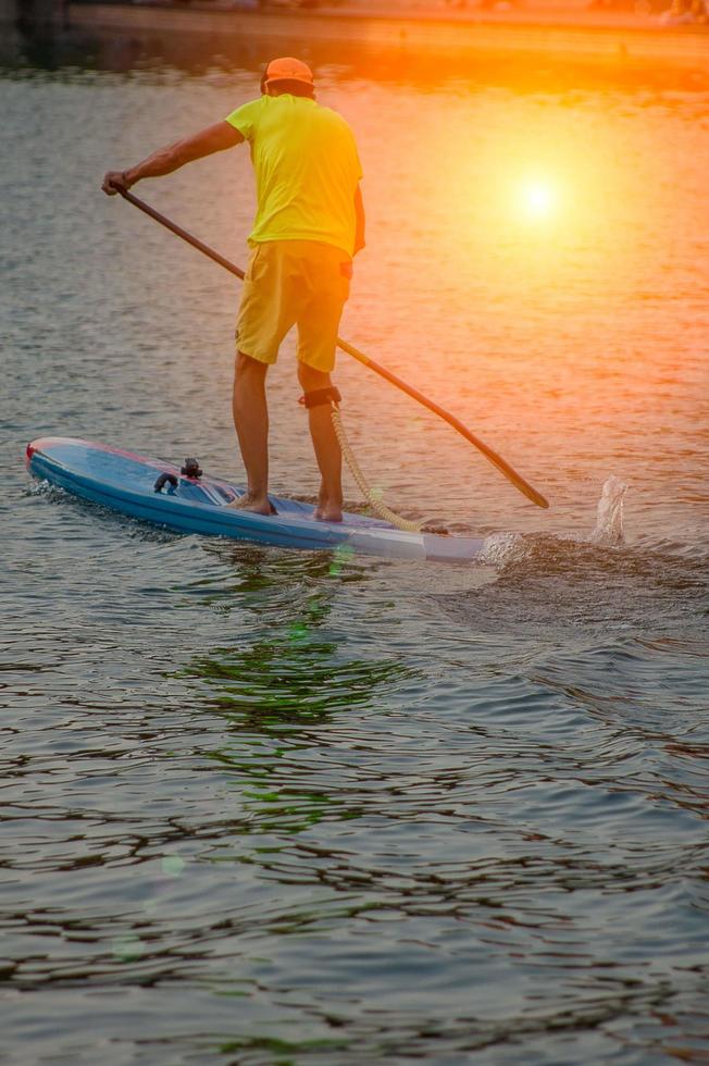 Mailand Italien 2018 Paddler in einem Dock bei Sonnenuntergang foto