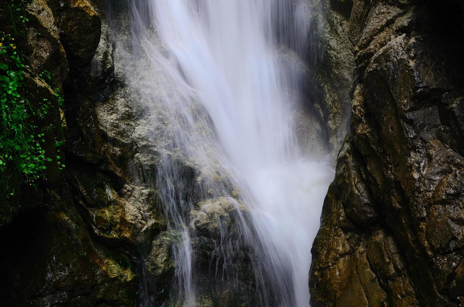 Wasserfall und Felsen foto