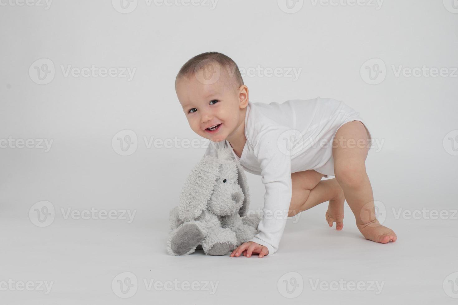 Baby auf weißem Hintergrund foto