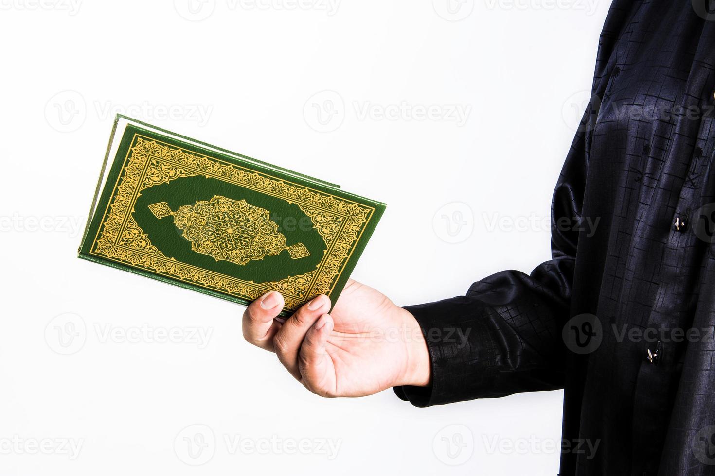 koran in der hand heiliges buch der muslime öffentlicher gegenstand aller muslime foto