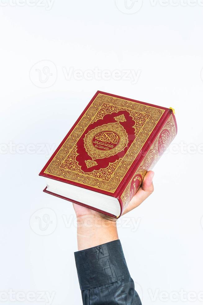 koran in der hand heiliges buch der muslime öffentlicher gegenstand aller muslime foto