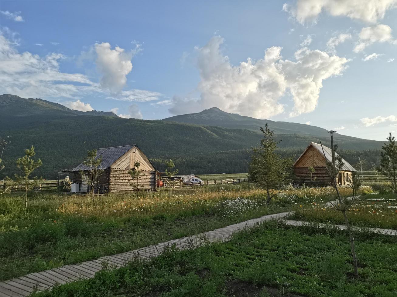 china, xinjiang, hemu, 2021, berg, kleines holzhaus, wolke und himmel foto