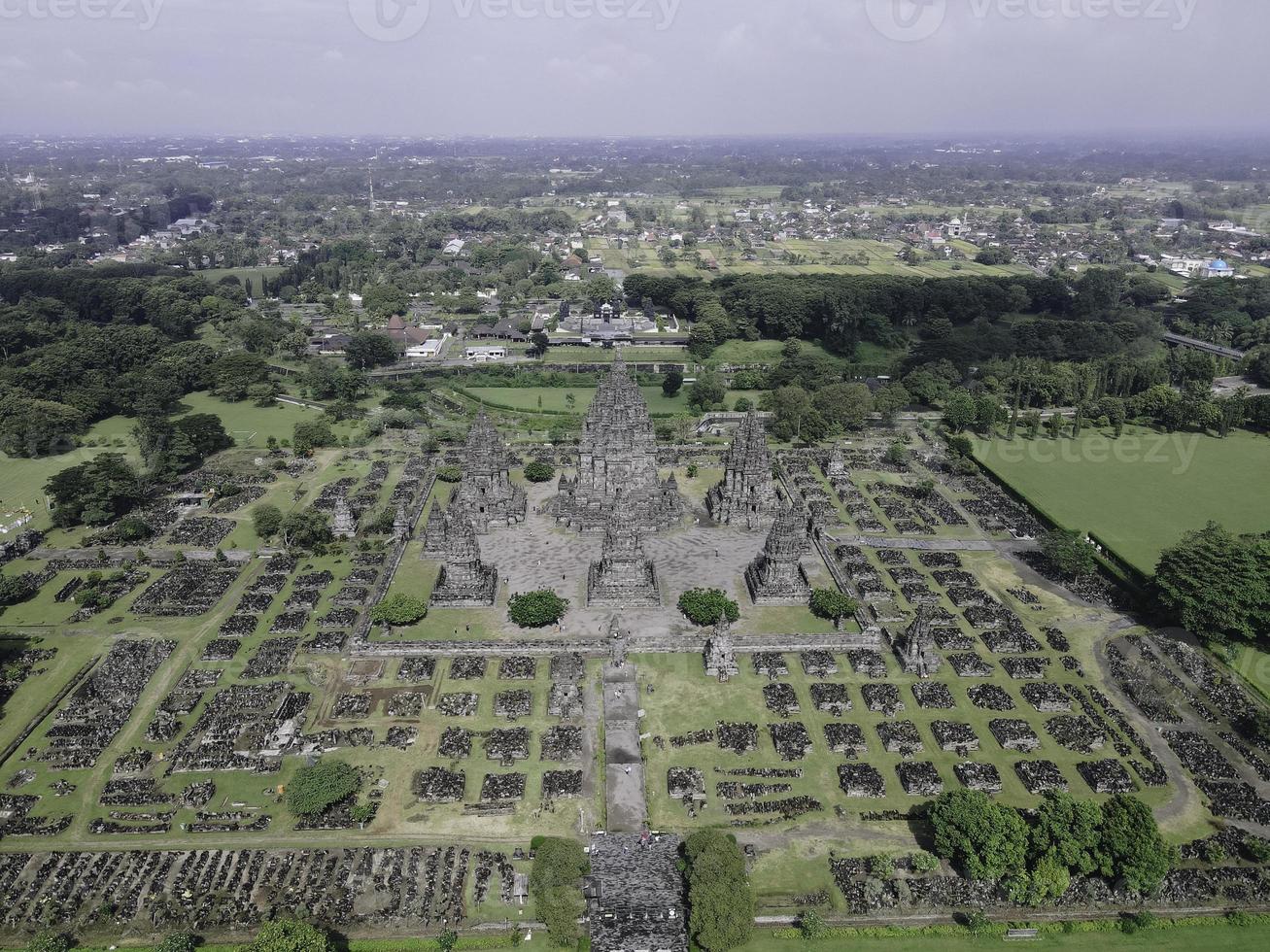 luftaufnahme der wunderschönen landschaft prambanan tempelanlage in yogyakarta, indonesien foto