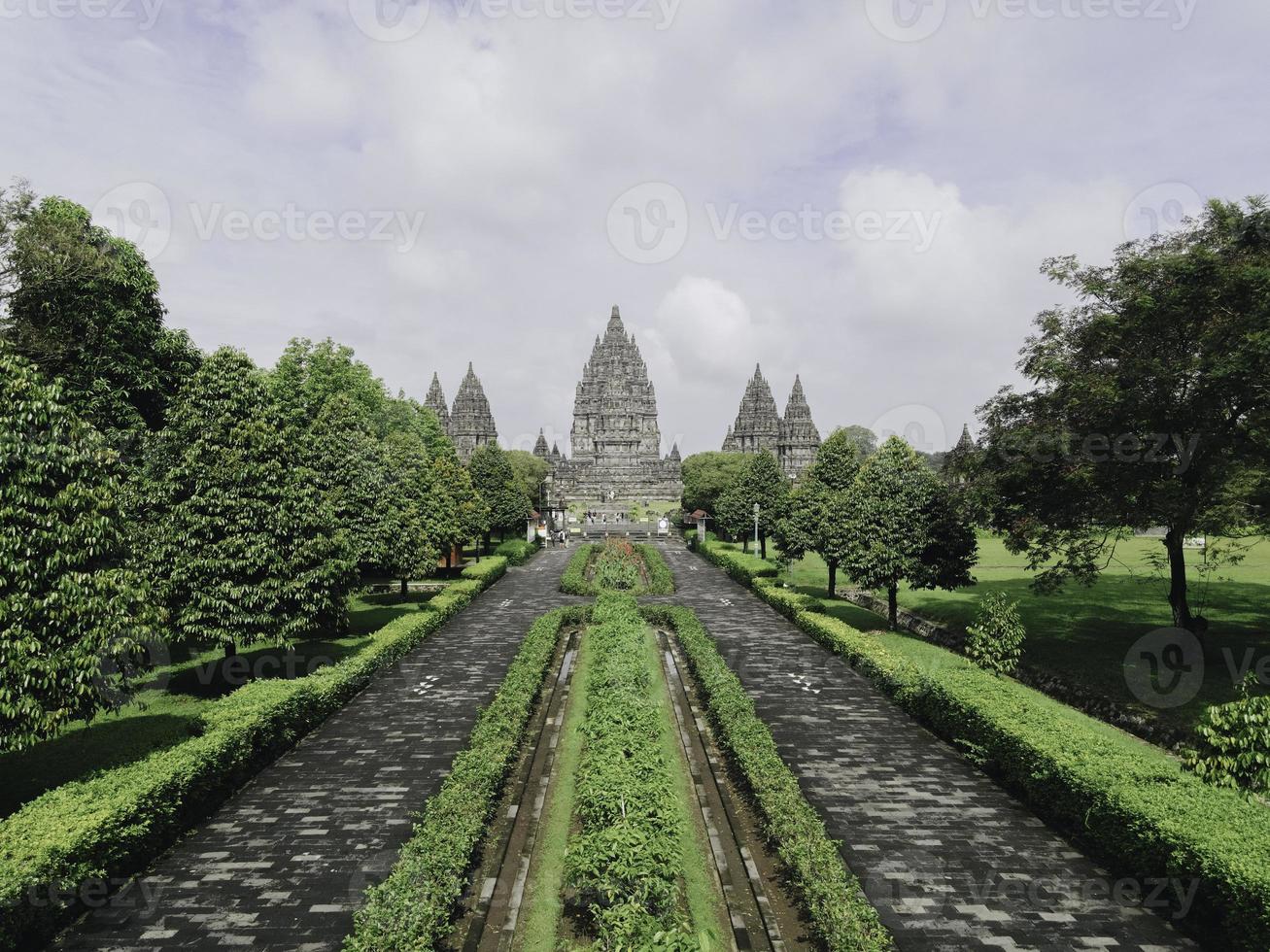 luftaufnahme der wunderschönen landschaft prambanan tempelanlage in yogyakarta, indonesien foto