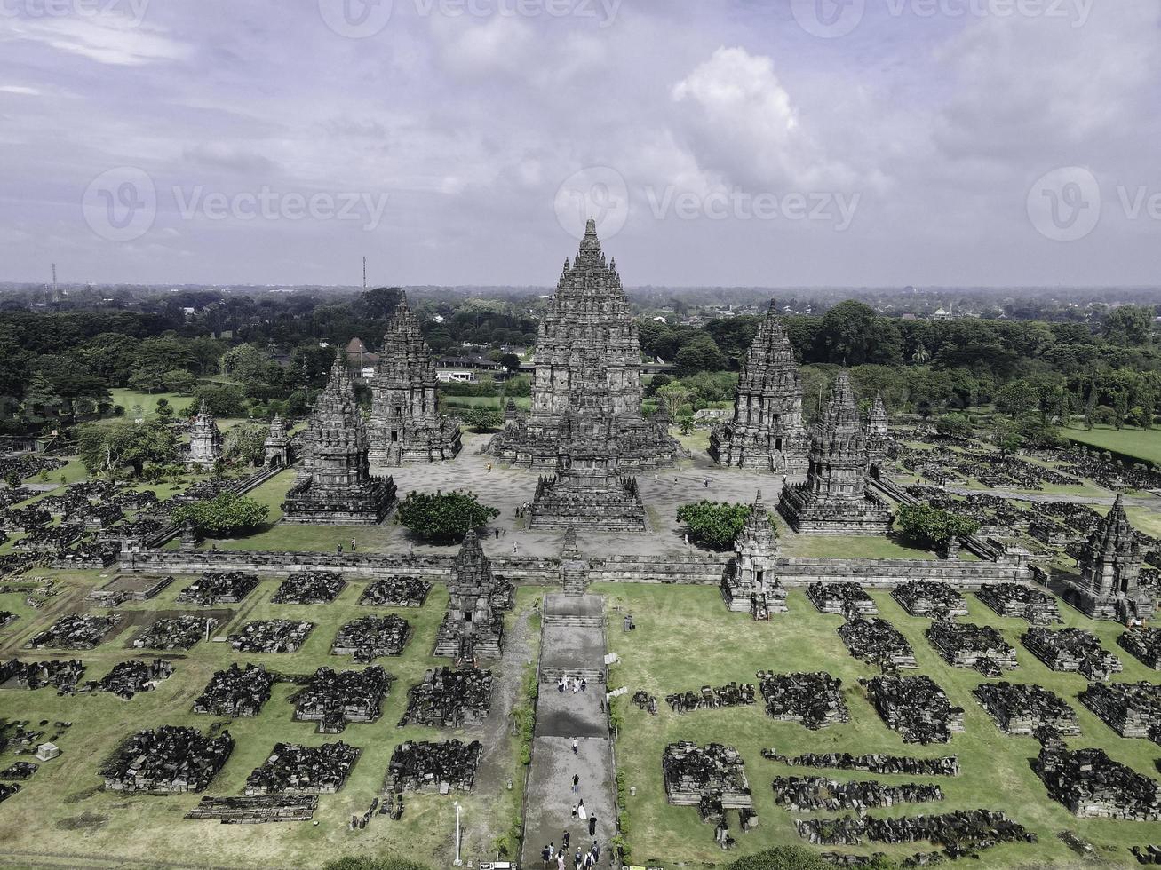 luftaufnahme der wunderschönen landschaft prambanan tempelanlage in yogyakarta, indonesien foto