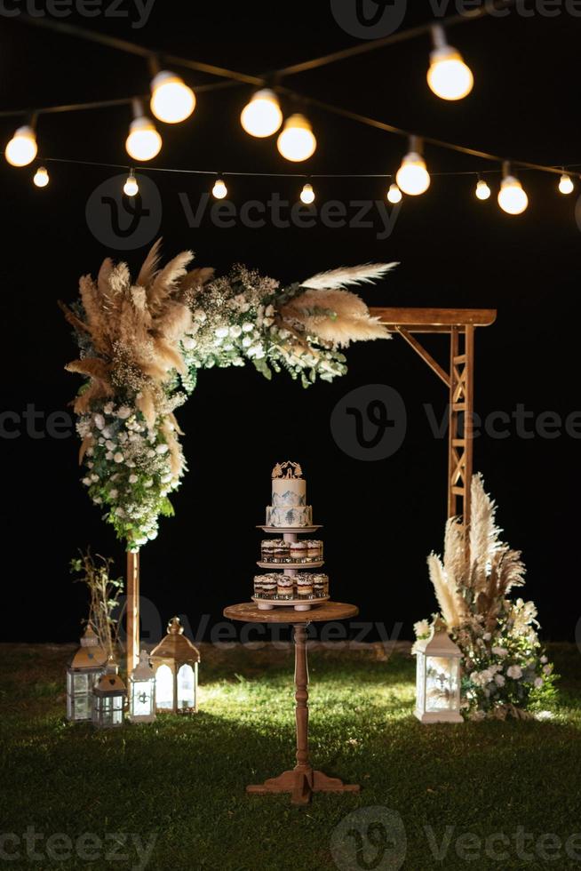 Hochzeitstorte bei der Hochzeit des Brautpaares foto