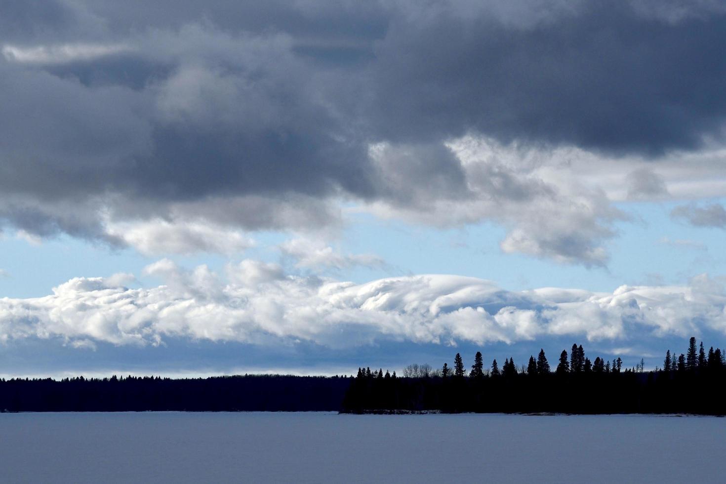 eine Wintersturmfront über einem zugefrorenen See foto
