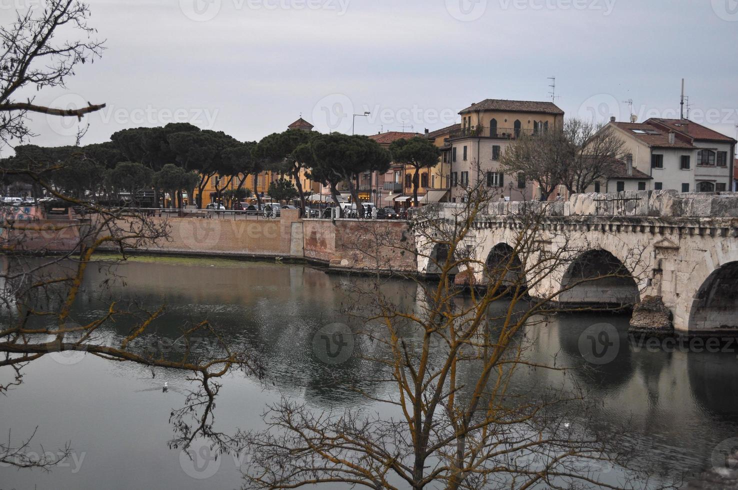 römische Brücke in Rimini foto