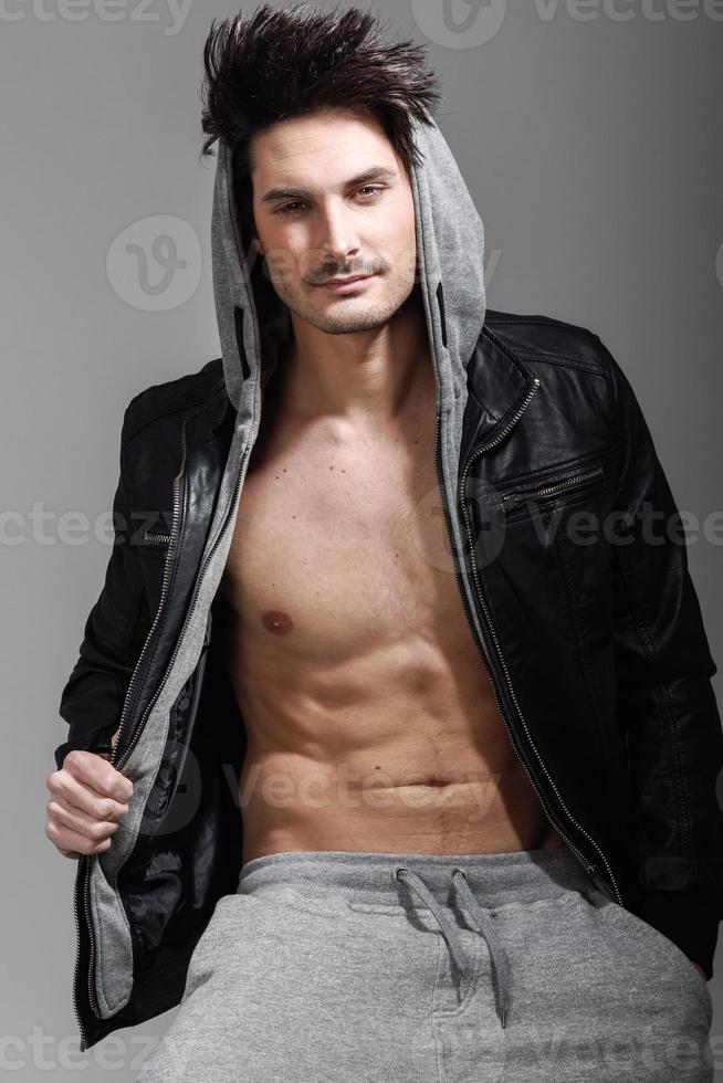 sportlicher Mann mit Kapuzenjacke. Studioaufnahme foto