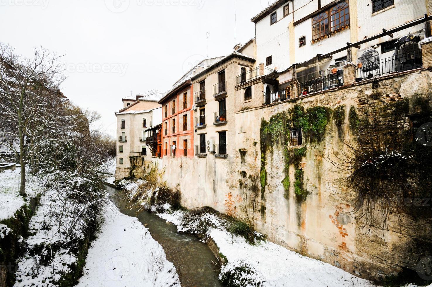 Schneesturm mit Schneematsch auf Bürgersteigen. Granada foto