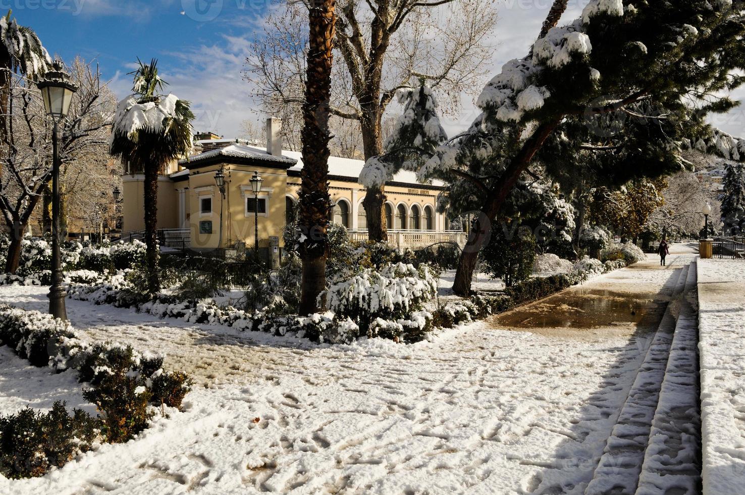 Schneesturm mit Schneematsch auf Bürgersteigen. Granada foto