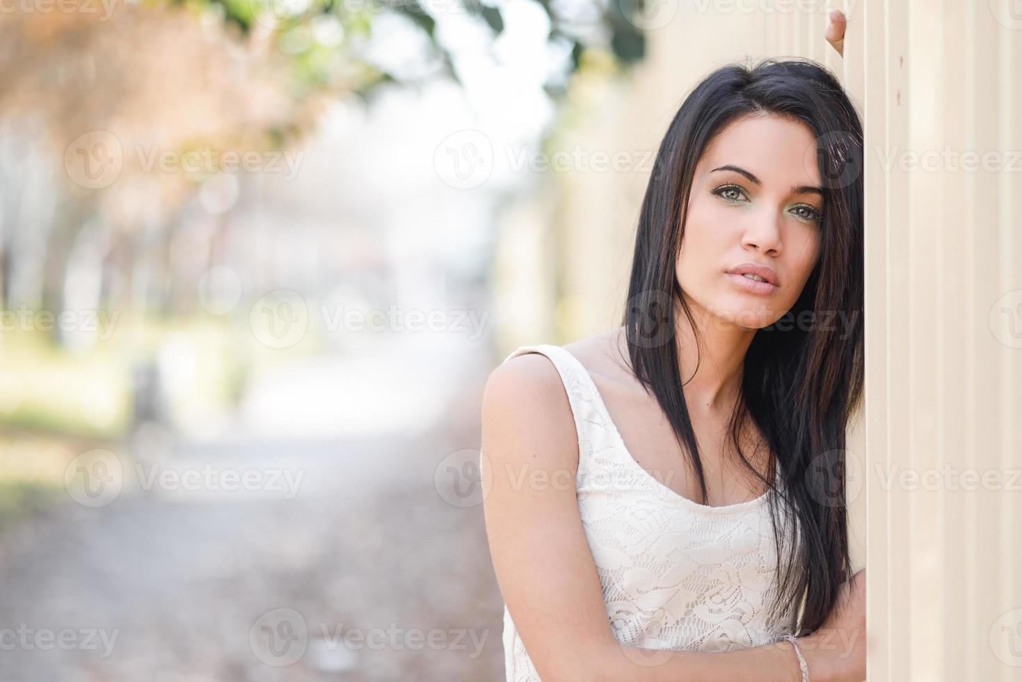 junge Frau mit grünen Augen im städtischen Hintergrund foto