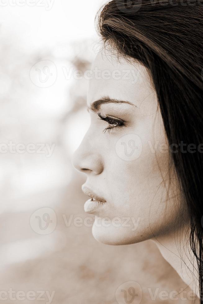junge Frau mit grünen Augen im städtischen Hintergrund foto