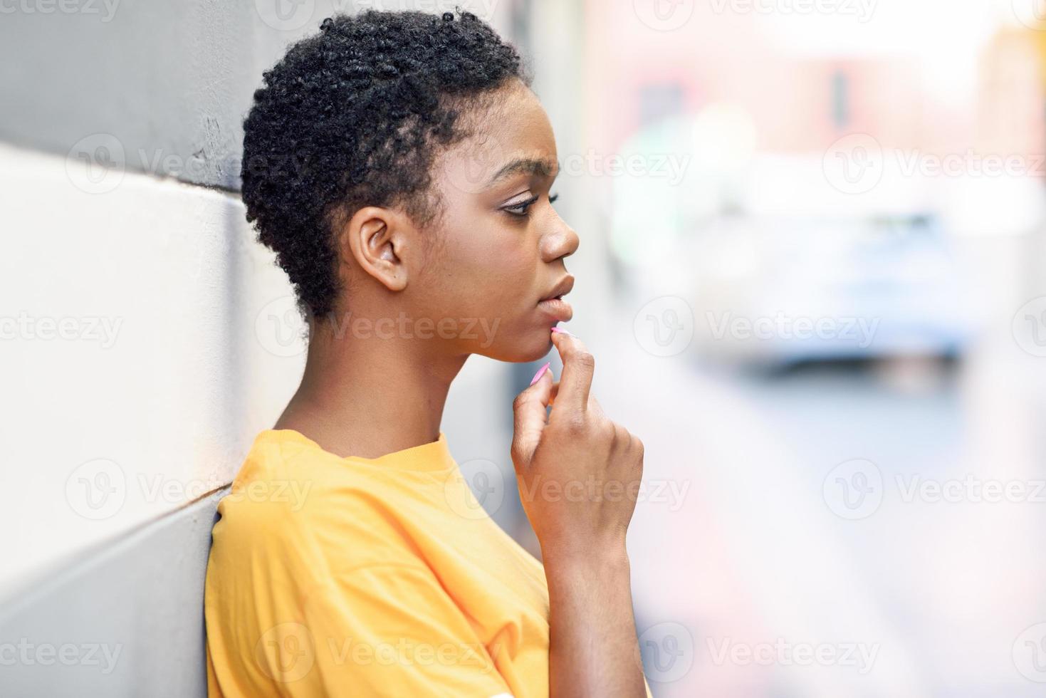 nachdenkliche schwarze Frau mit traurigem Ausdruck im Freien. foto