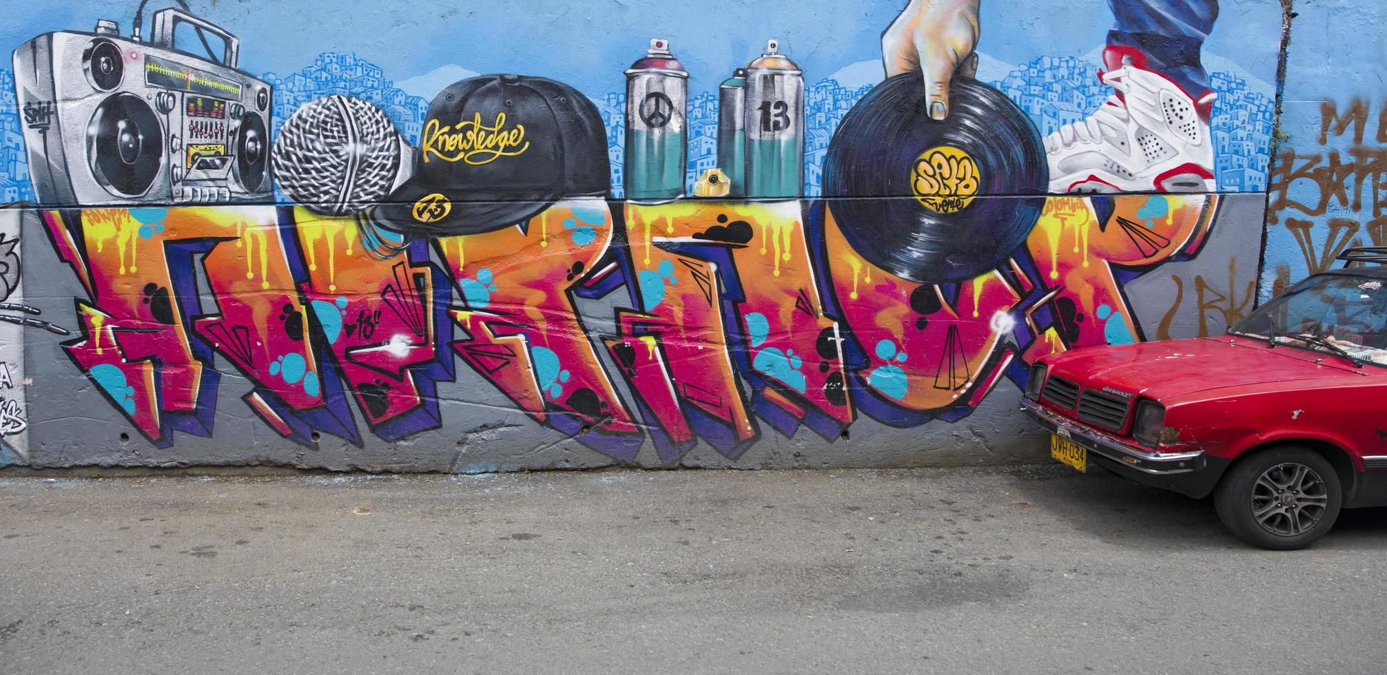 medellin, kolumbien, 2019 - straßenkunst der comuna 13 in medellin. Einst als gefährlichstes Barrio Kolumbiens bekannt, ist die Graffiti-Tour heute eine der beliebtesten Touristenattraktionen in Medellin. foto