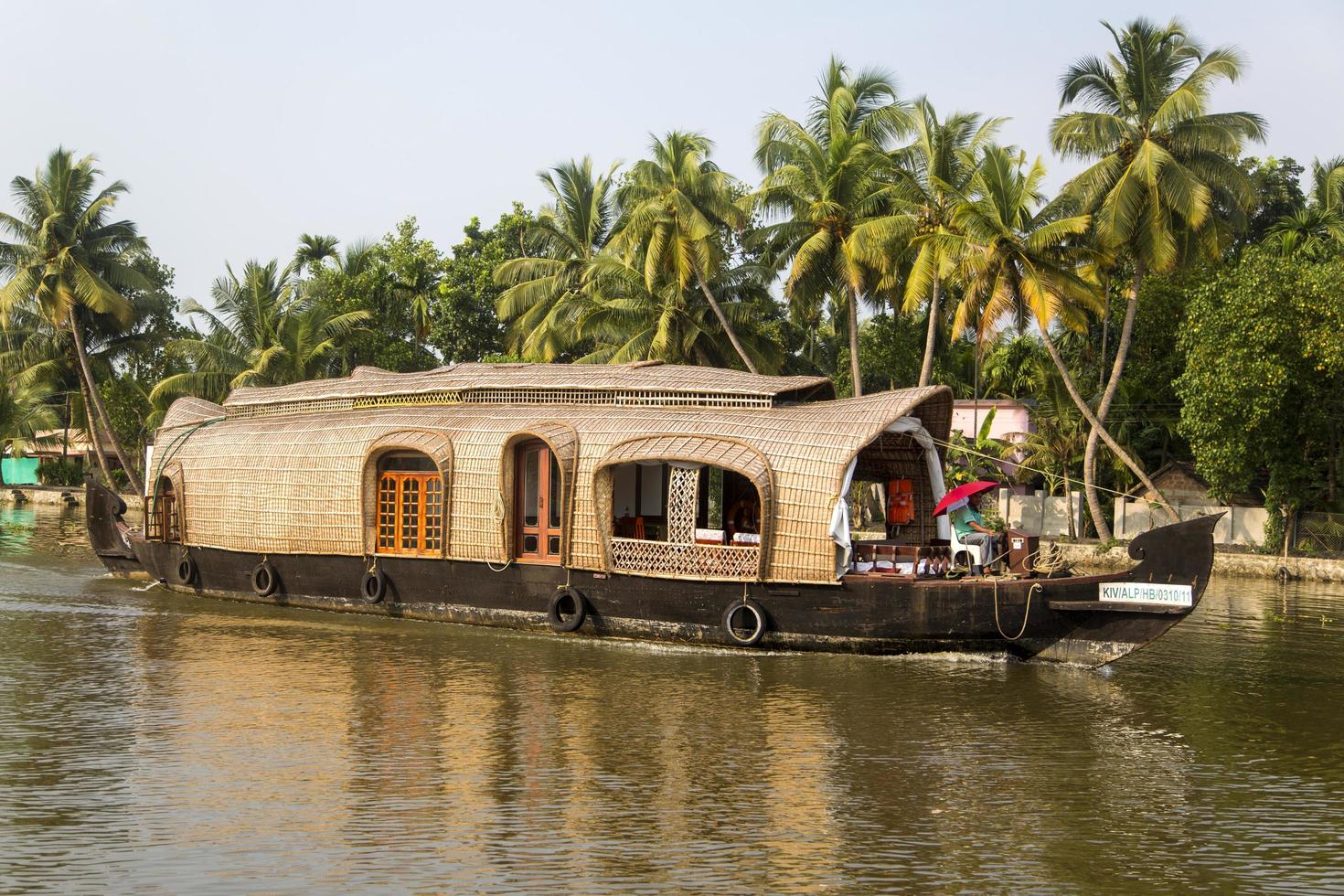 Kerala, Indien, 2015 - Boote in Backwaters in Kerala. Backwaters sind ein ausgedehntes Netzwerk von 41 nach Westen fließenden Flüssen, Seen und Kanälen, die sich um Alleppey, Kumarakom und Punnamada konzentrieren. foto