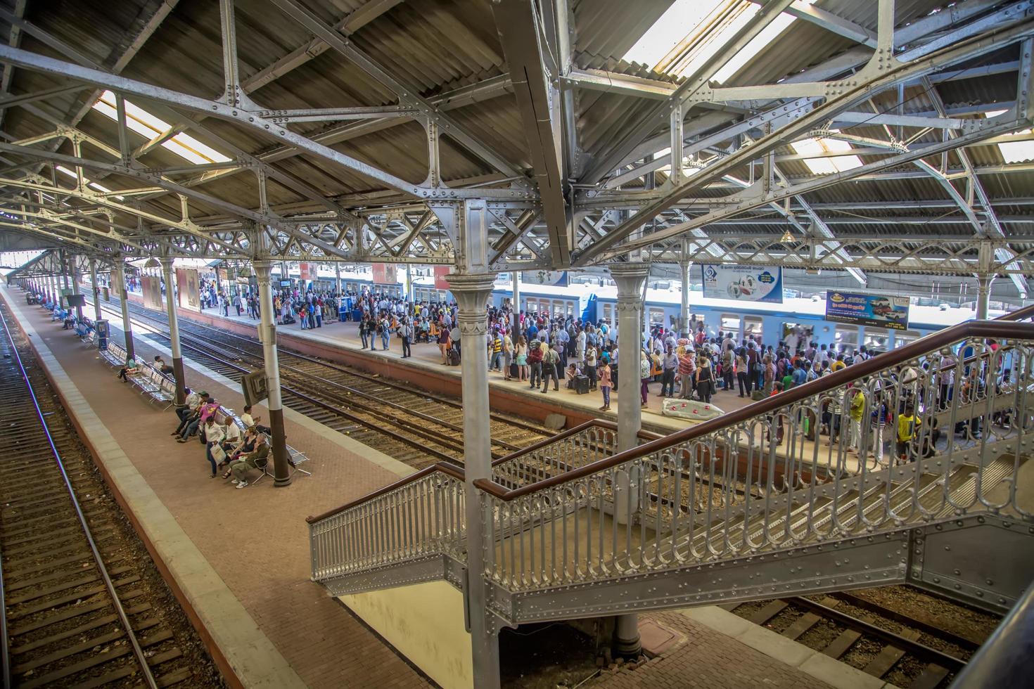 colombo, sri lanka, 2014 - nicht identifizierte passagiere am fortbahnhof in colombo. Fort Railway Station ist ein wichtiger Eisenbahnknotenpunkt in Colombo und wurde 1908 eröffnet. foto