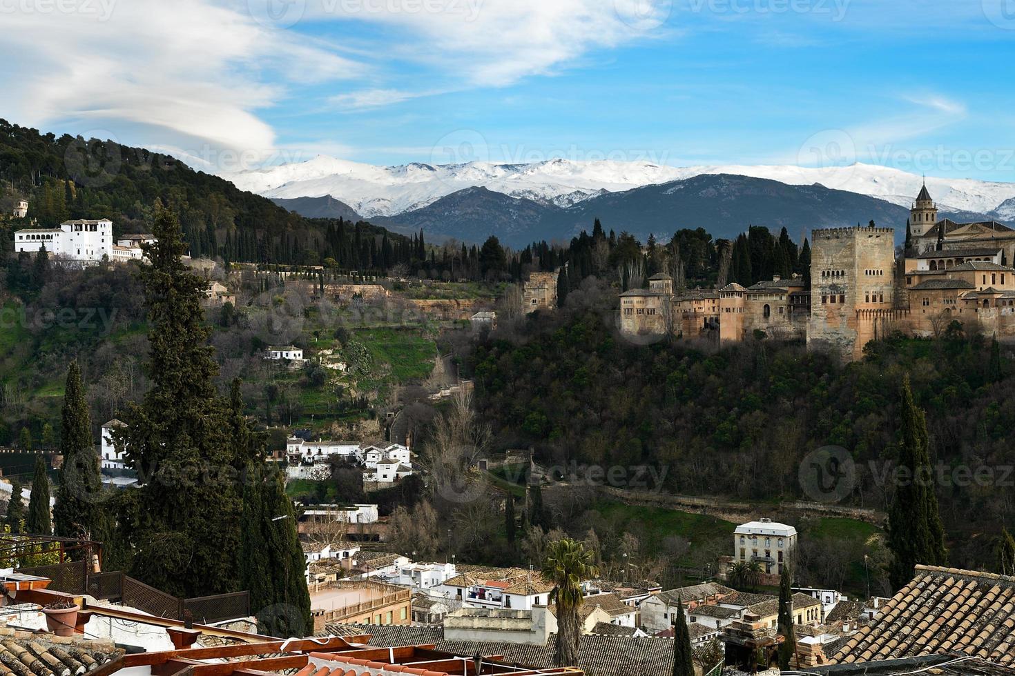 alhambra und schneien sierra nevada berge unter einer linsenförmigen wolke foto