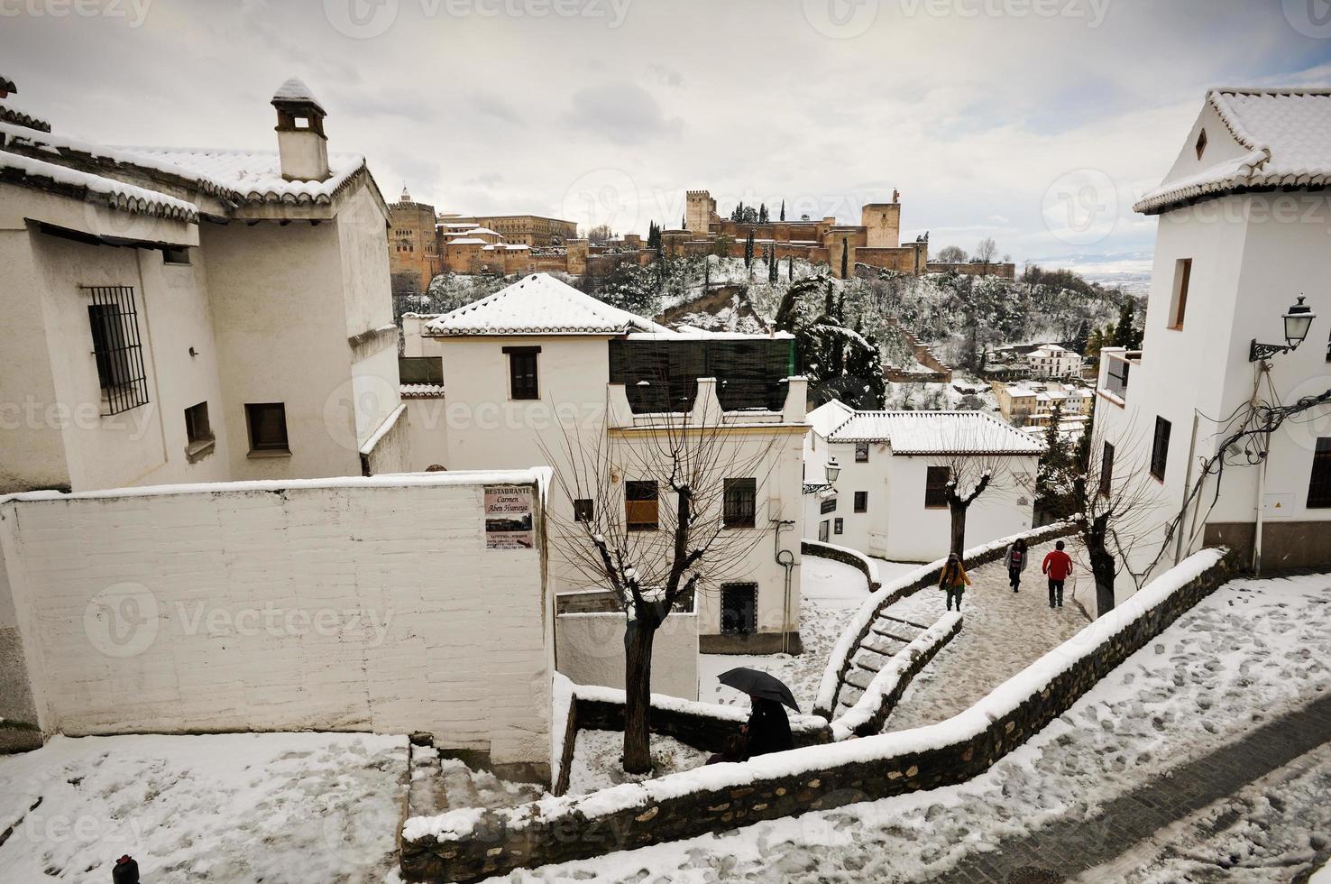 Schneesturm mit Schneematsch auf Bürgersteigen. Granada foto