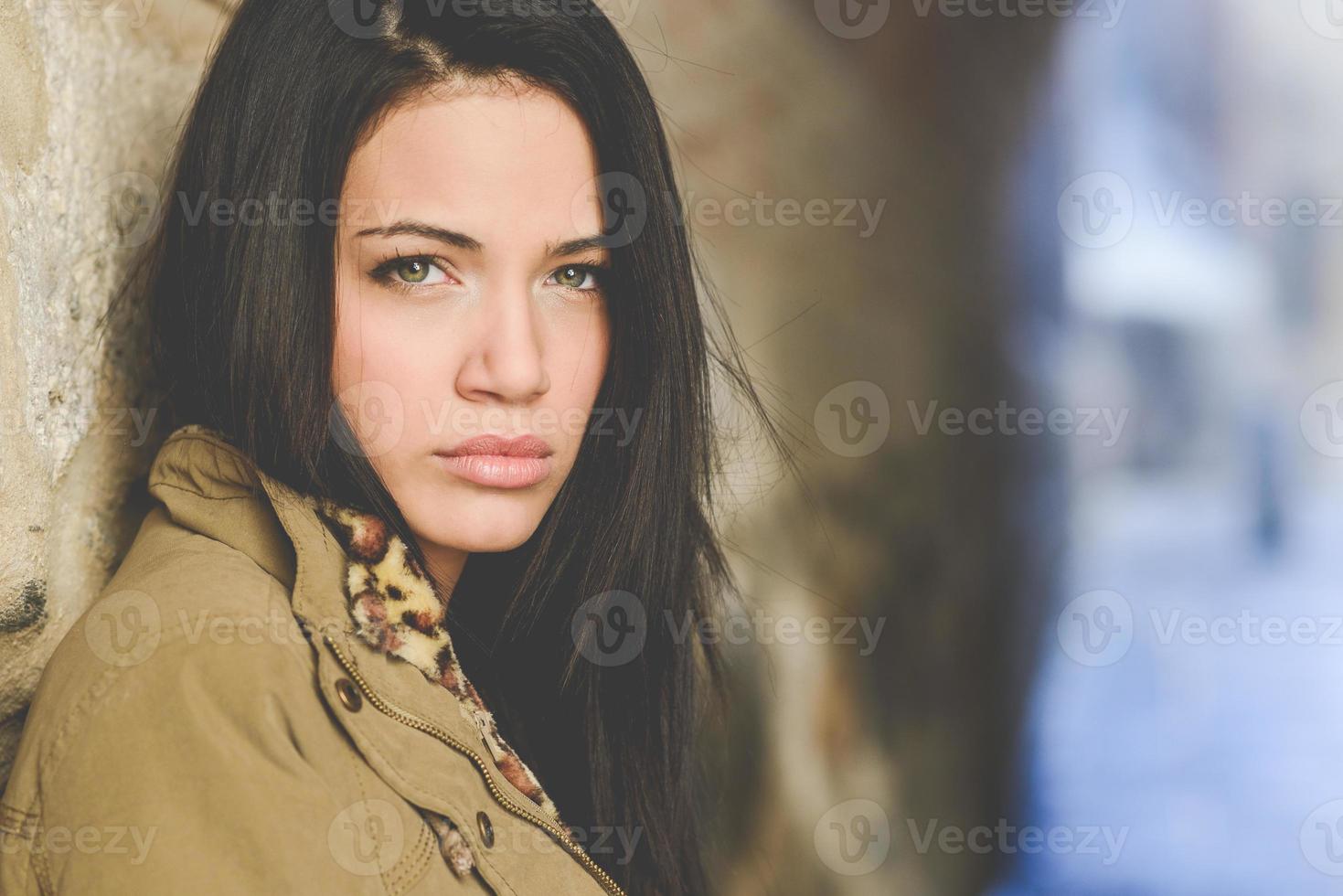 junge Frau mit grünen Augen im städtischen Hintergrund foto