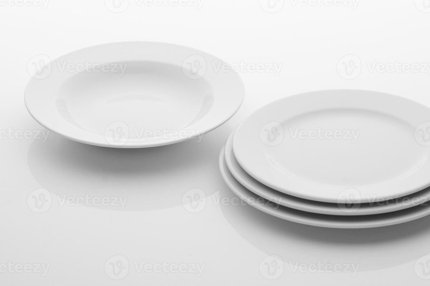 Küchen- und Restaurantutensilien, Teller, auf hellem Hintergrund foto