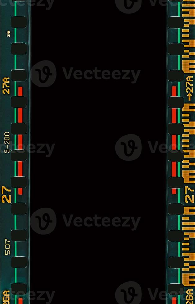 35-mm-Filmrahmen streifengescannt mit Gebrauchsspuren auf der Lünette. foto