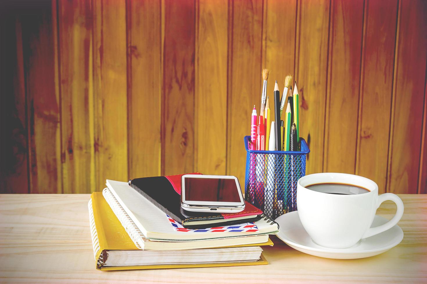 Bürobedarf und Kaffee auf Holztisch foto