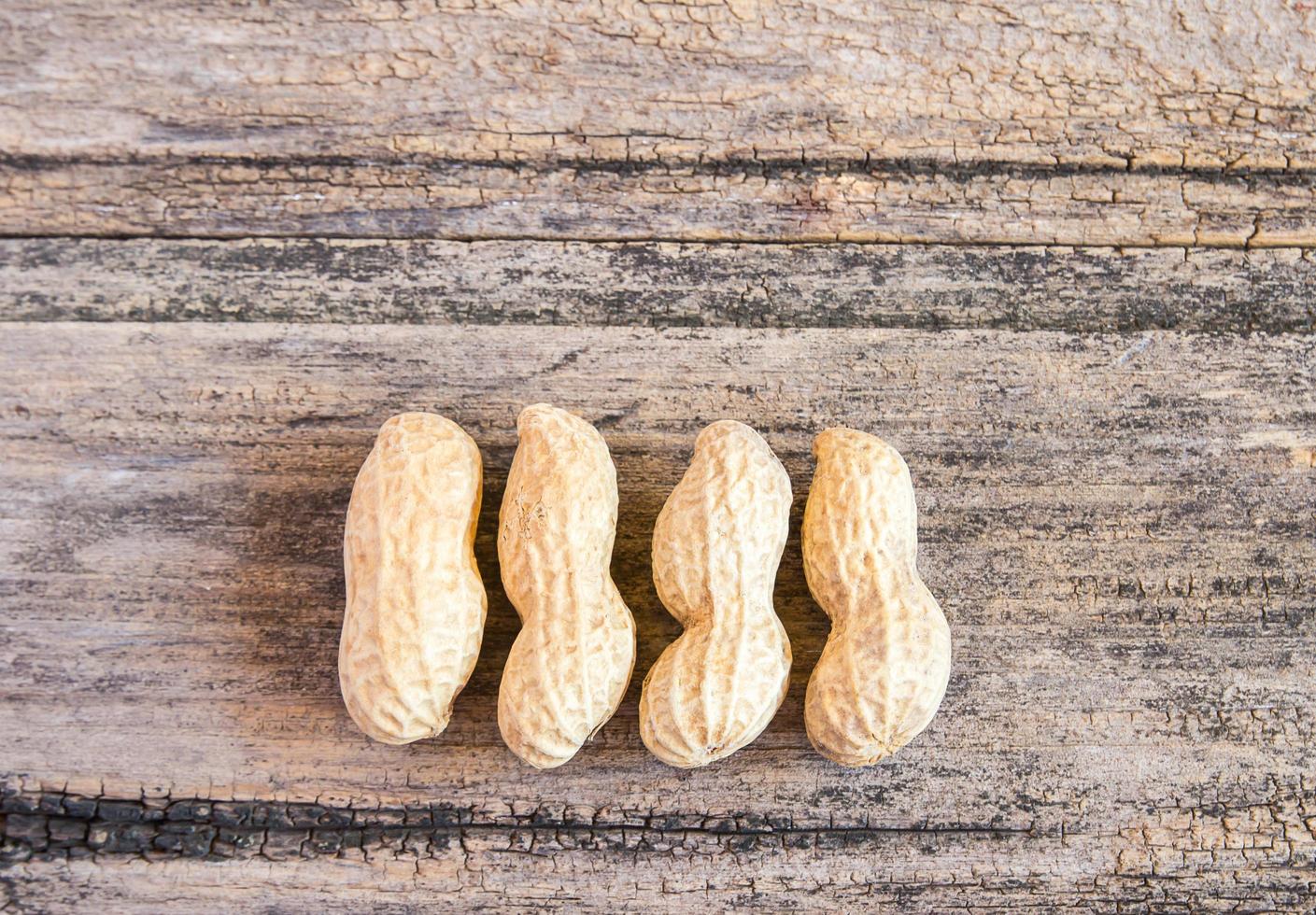 Erdnüsse auf einem Holztisch hautnah foto