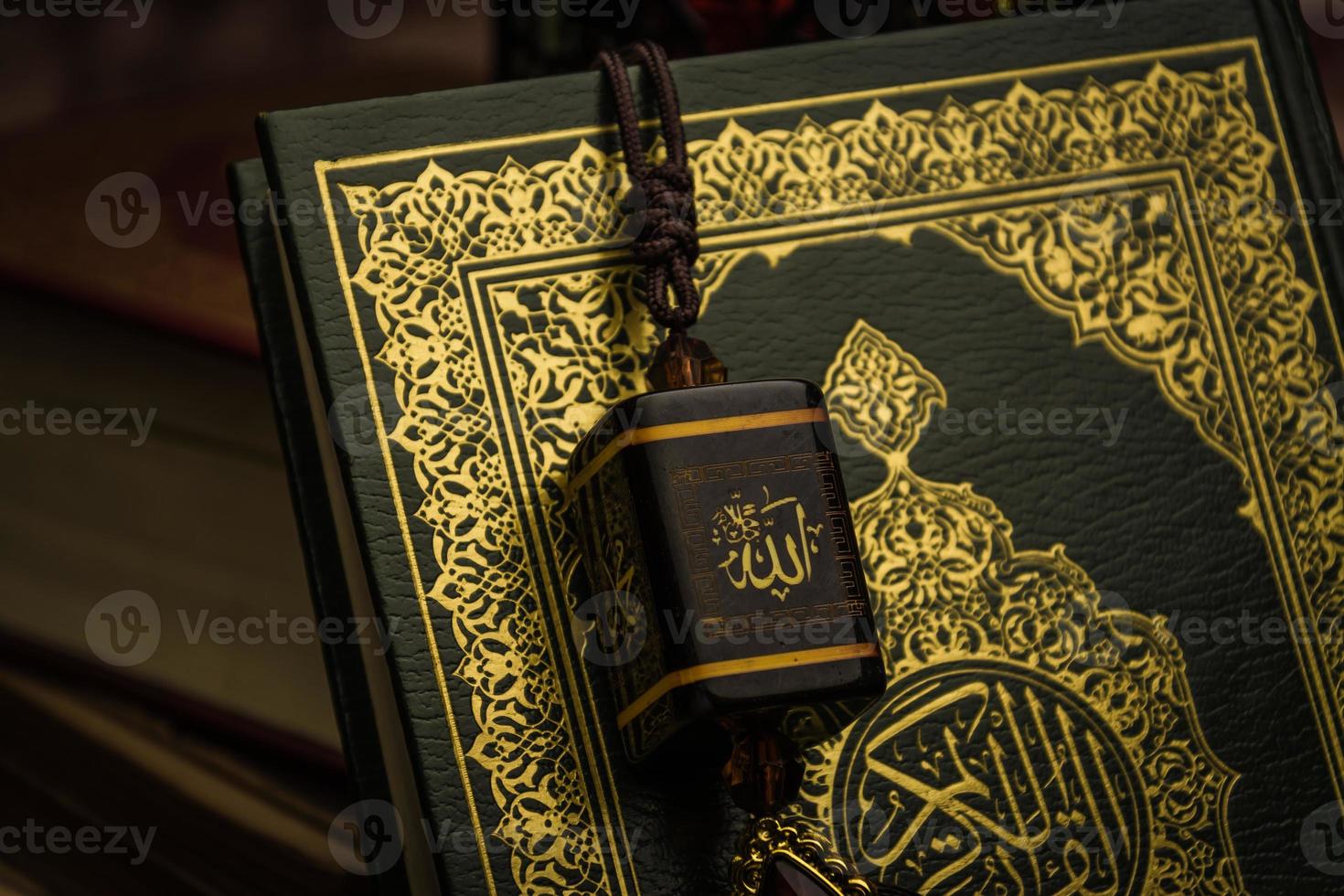 allah gott des islams mit koran - heiliges buch der muslime öffentlicher gegenstand aller muslime auf dem tischstillleben foto