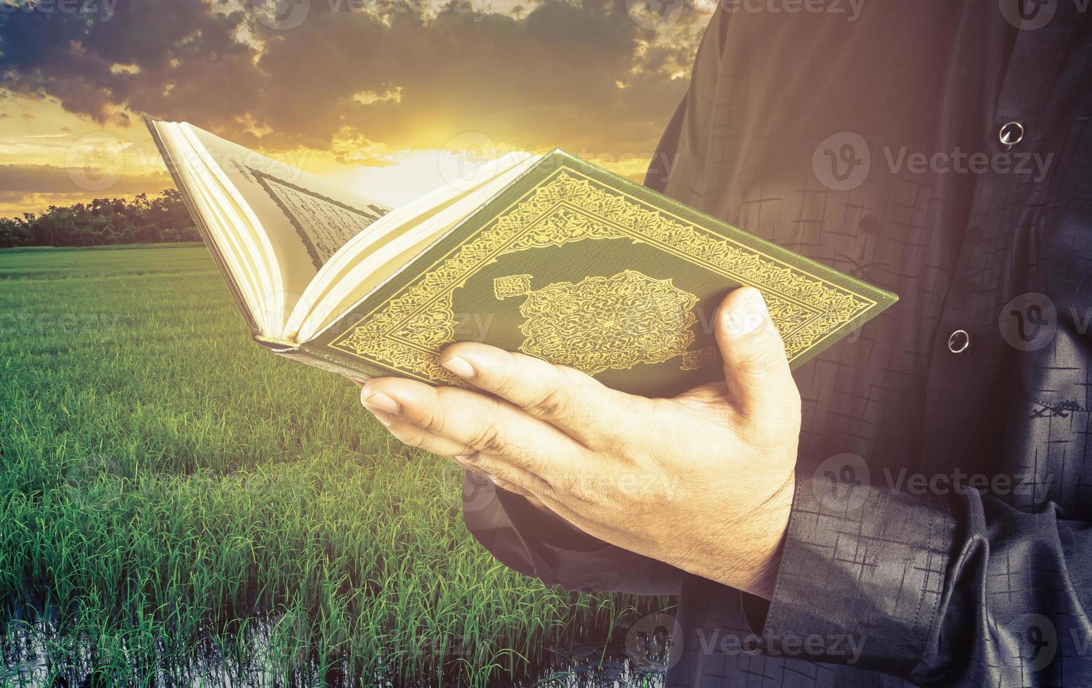 koran in der hand - heiliges buch der muslime öffentlicher gegenstand aller muslime foto