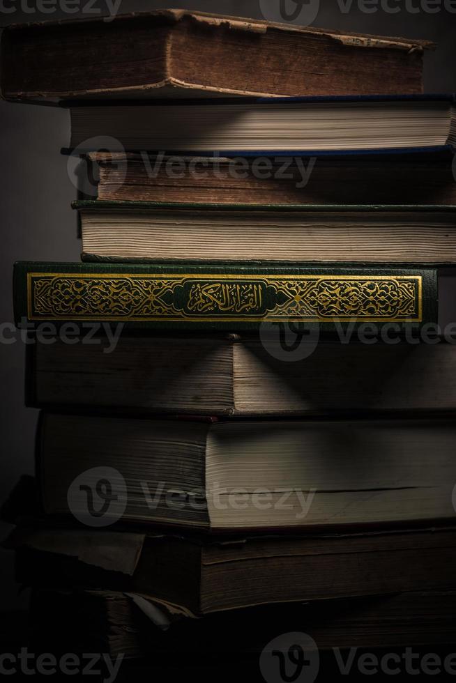 koran heiliges buch der muslime öffentlicher gegenstand aller muslime auf dem tisch, stillleben foto