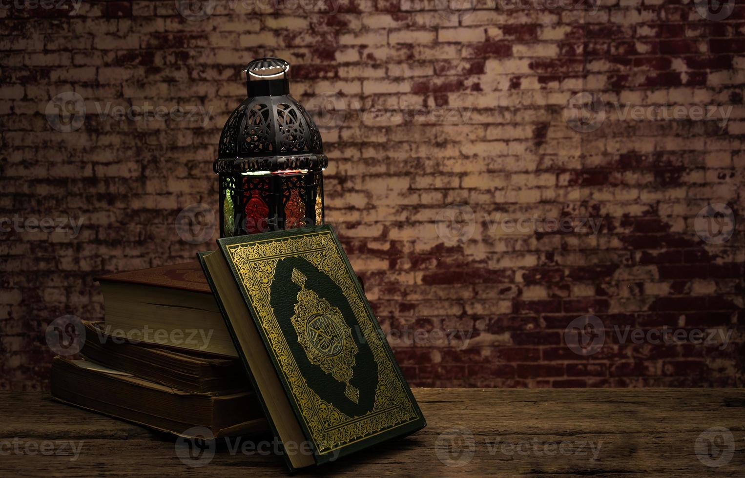 koran heiliges buch der muslime öffentlicher gegenstand aller muslime auf dem tisch, stillleben foto
