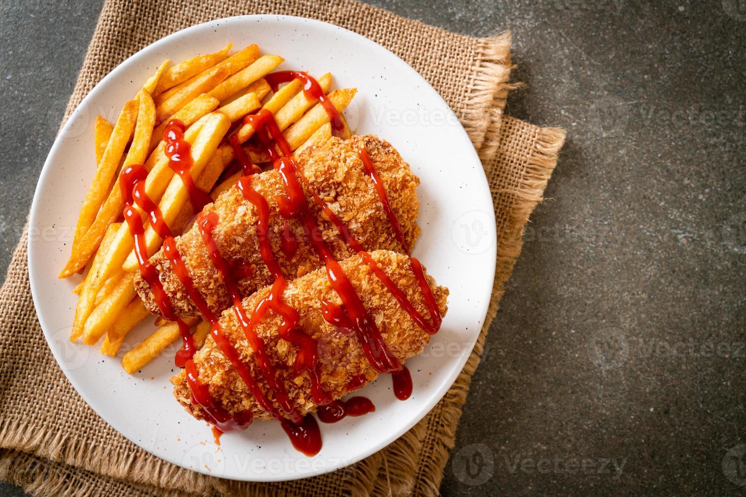 gebratenes Hähnchenbrustfiletsteak mit Pommes frites foto